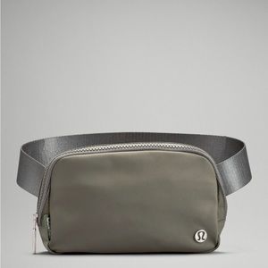 Everywhere belt bag gray sage